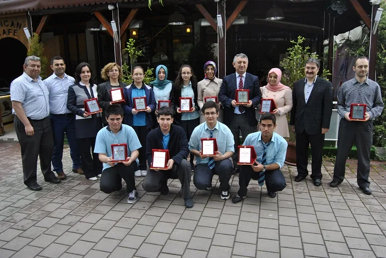 Başarılarını paylaşan liselilere plaket
