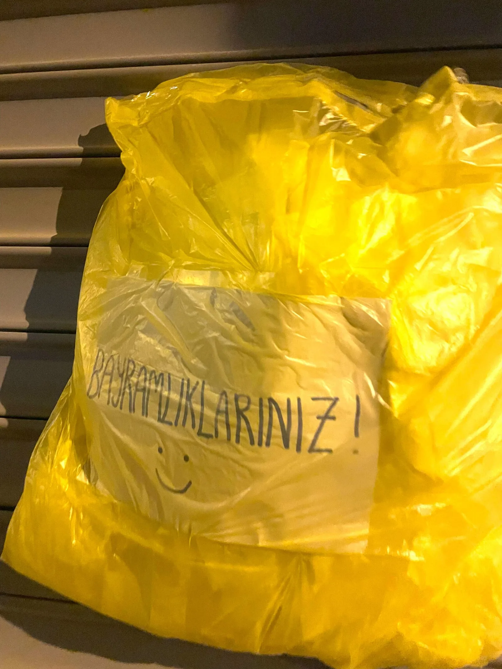 İnegöl'de DEM Parti binası ‘sarı torba’ asıldı