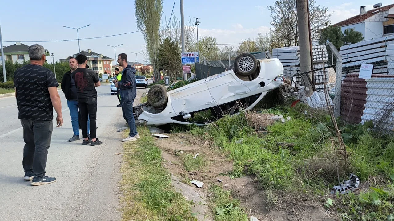 İnegöl'de kontrolden çıkan otomobil takla atıp ters durdu