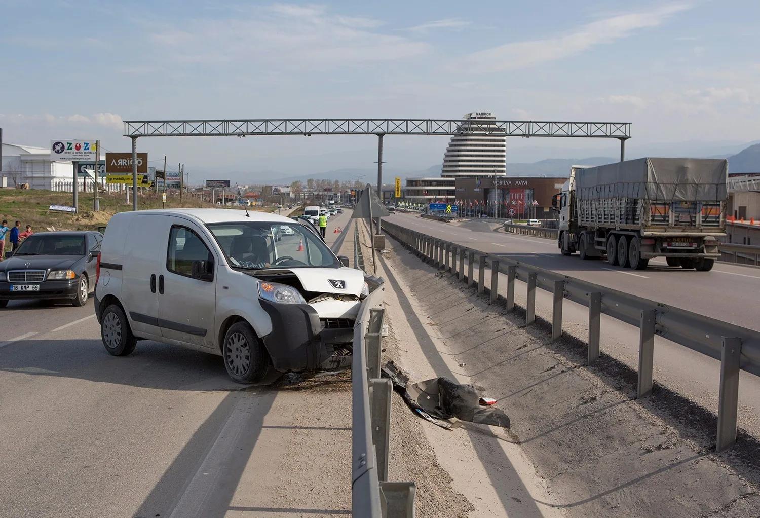Bariyerlere çarparak durabildi