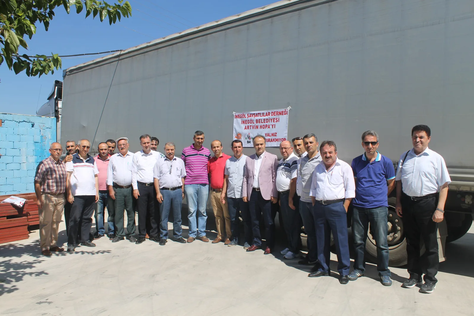 Hopa’ya yardım tırı