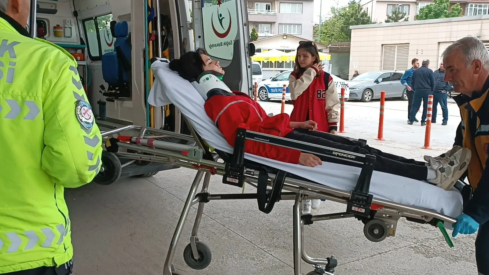 Genç kız kazada yaralandı