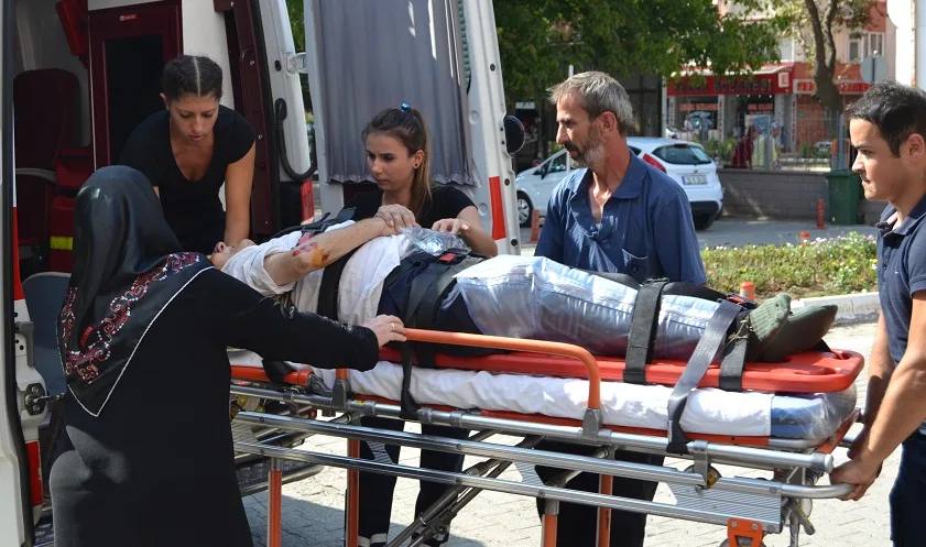 Yaşlı adamı fark etmeyip üzerinden geçti