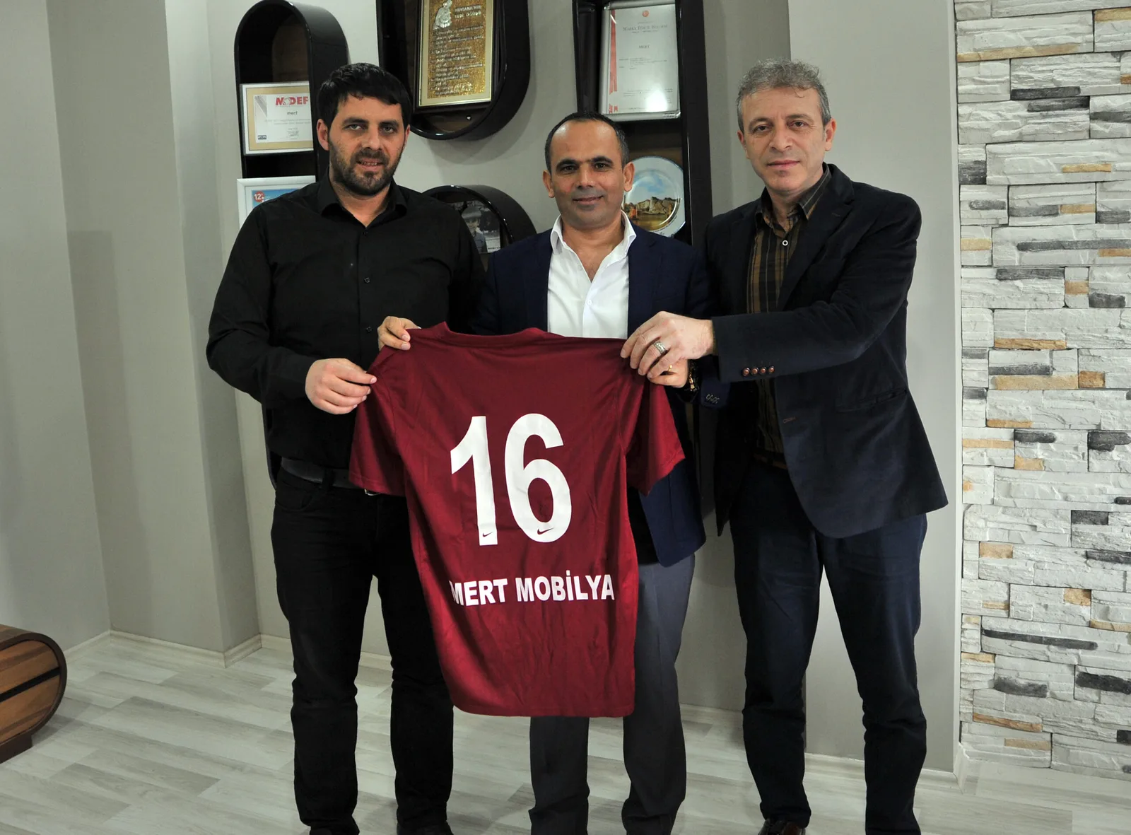 Deplasman sponsoru Mert Mobilya