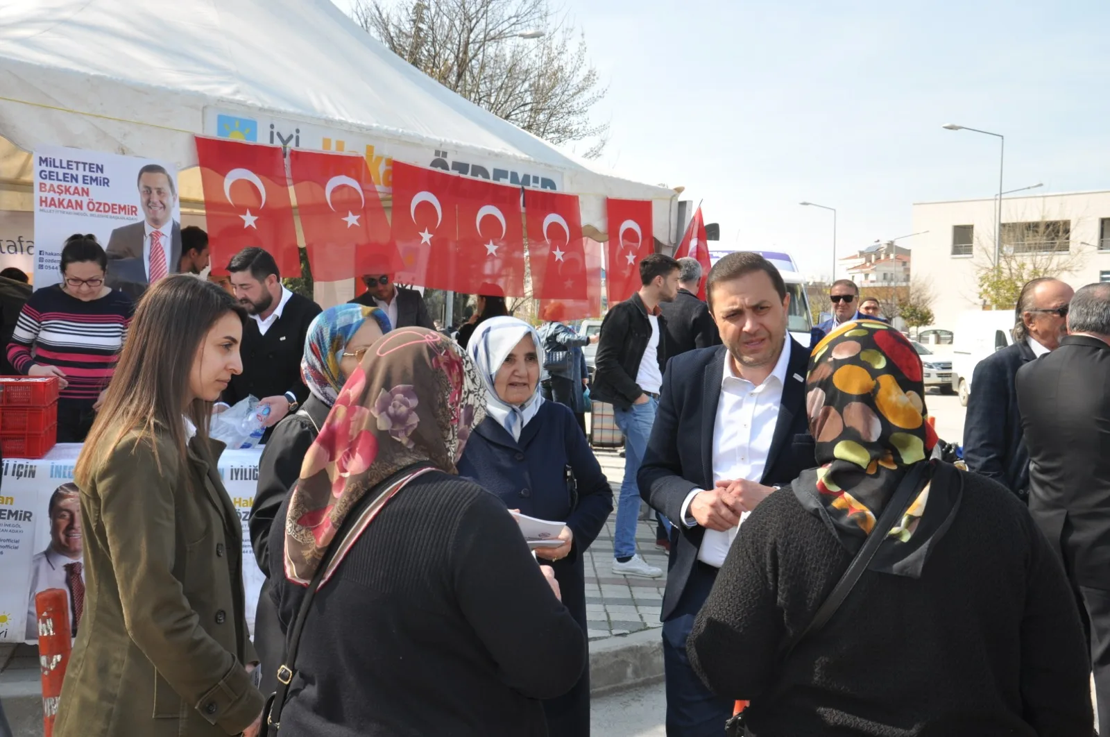 Özdemir seçim çadırını Cumartesi pazarına kurdu