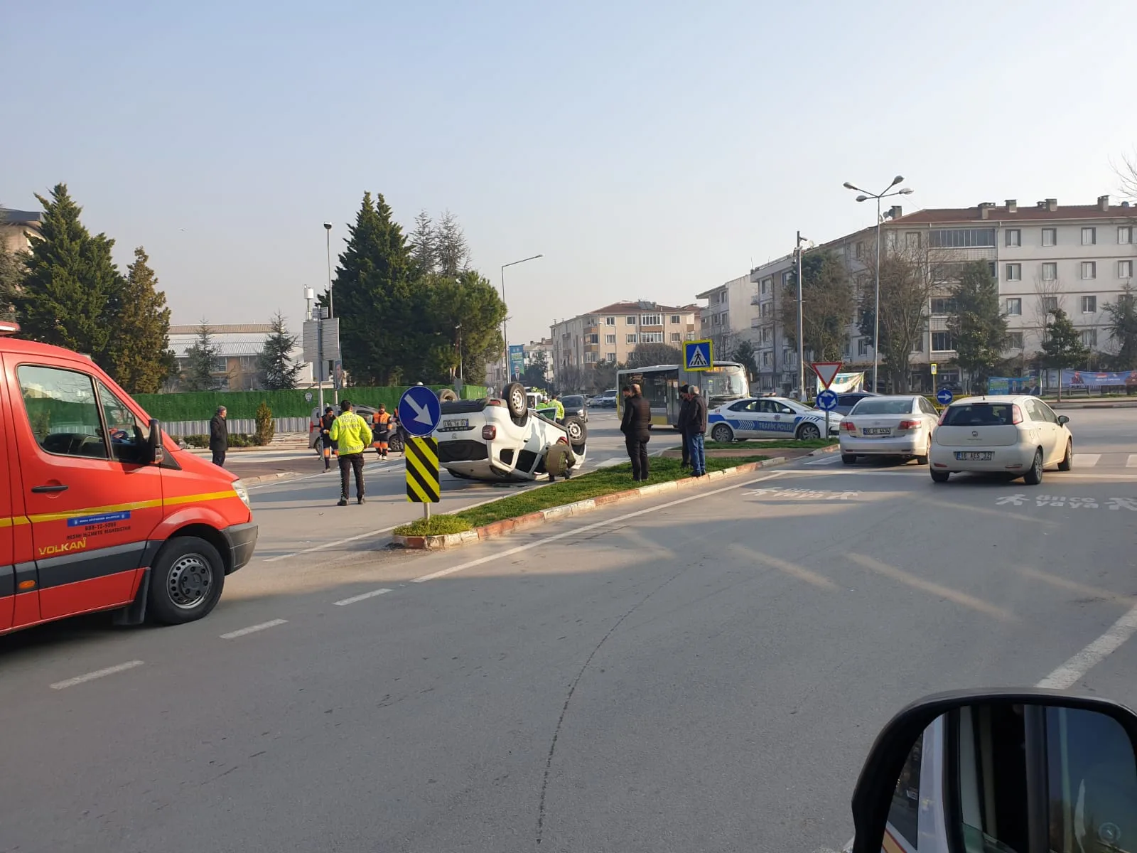 İnegöl'de feci kaza; takla atan otomobilde 2 çocuk yaralandı