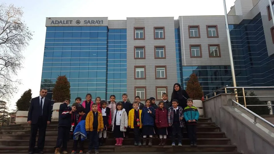 Kosova'lı minikler Adalet Sarayı'nda