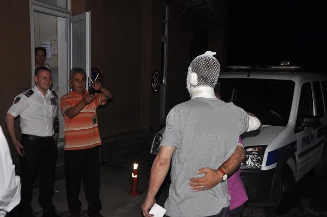 Acil önünde hatıra fotoğrafı