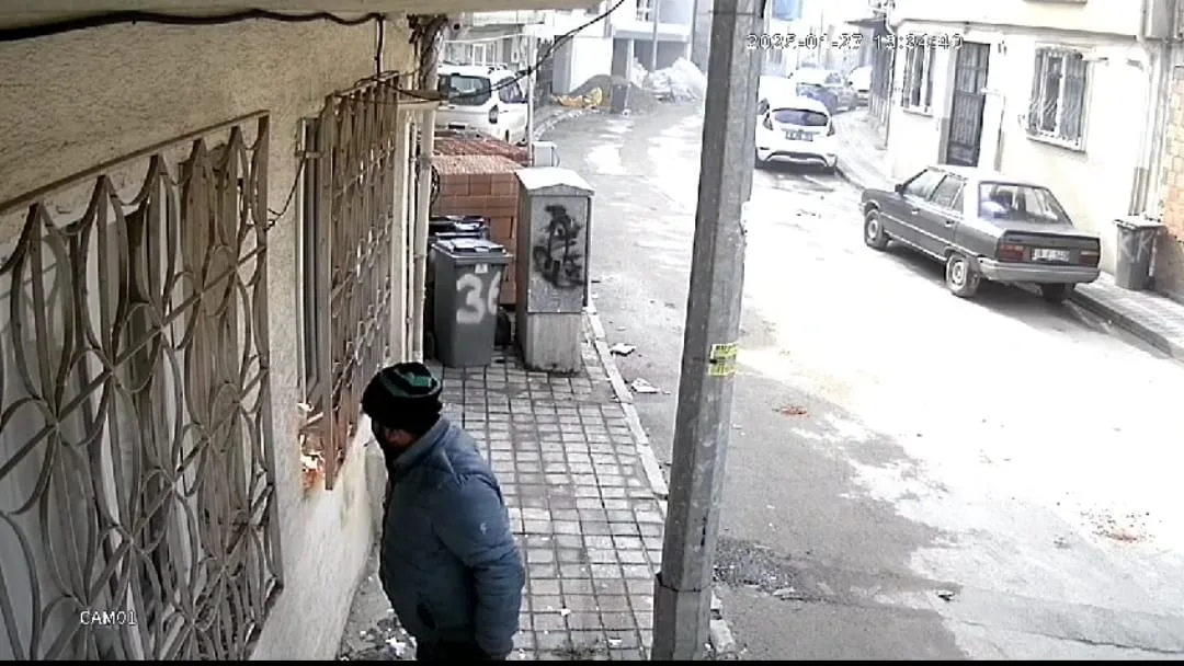 İnegöl’de bir daireyi kundaklayan şahıs kamerada