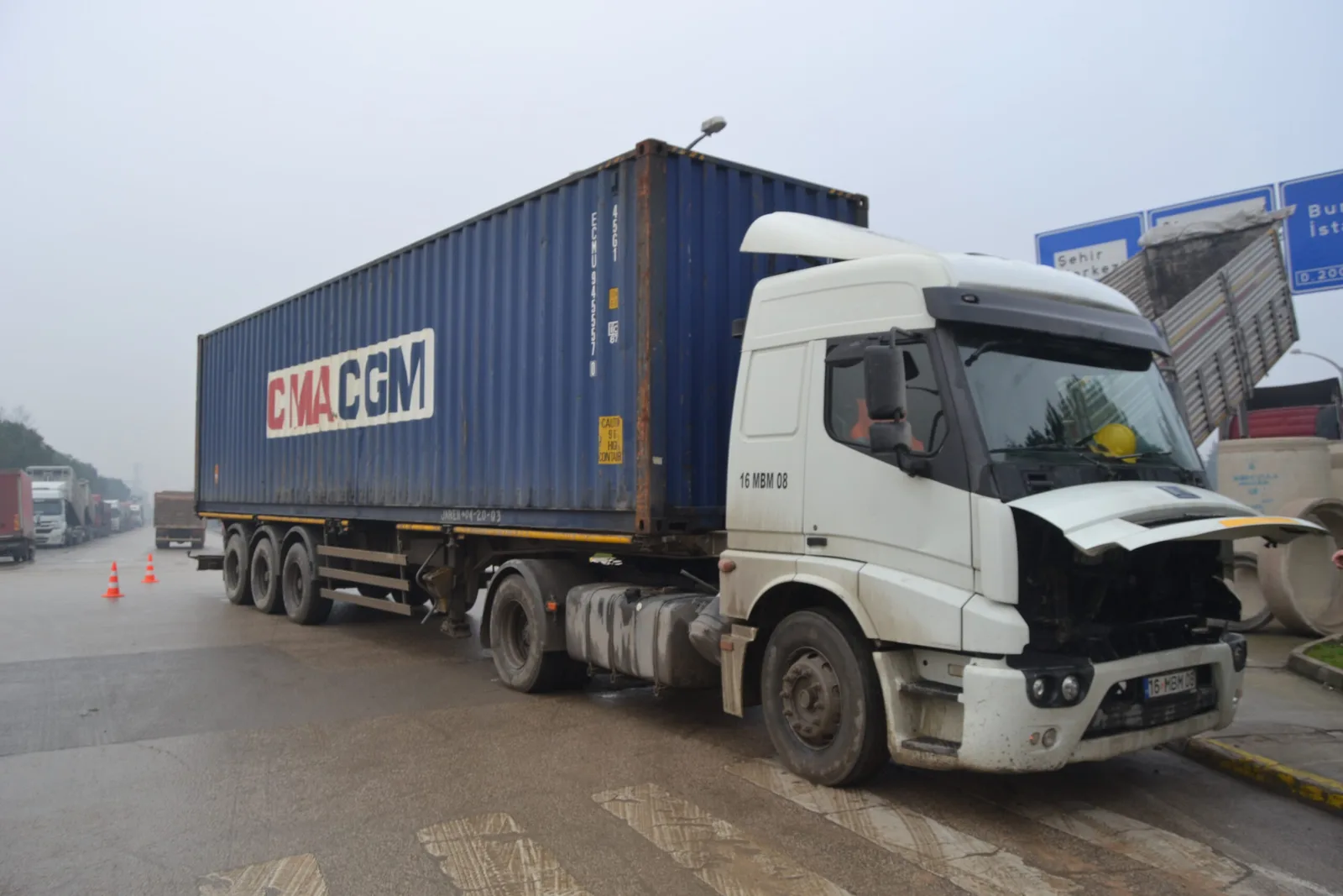TIR'ın direksiyon mili kırıldı
