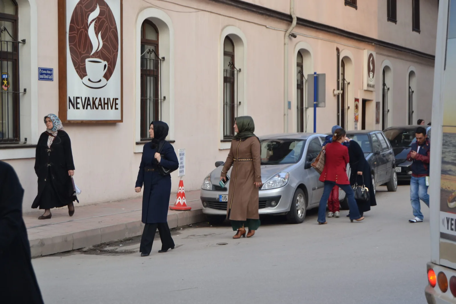Kaldırımlar boş, yayalar yolda
