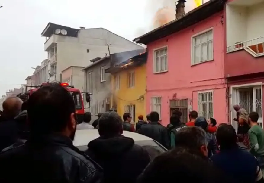 Ahşap ev alevlere teslim oldu