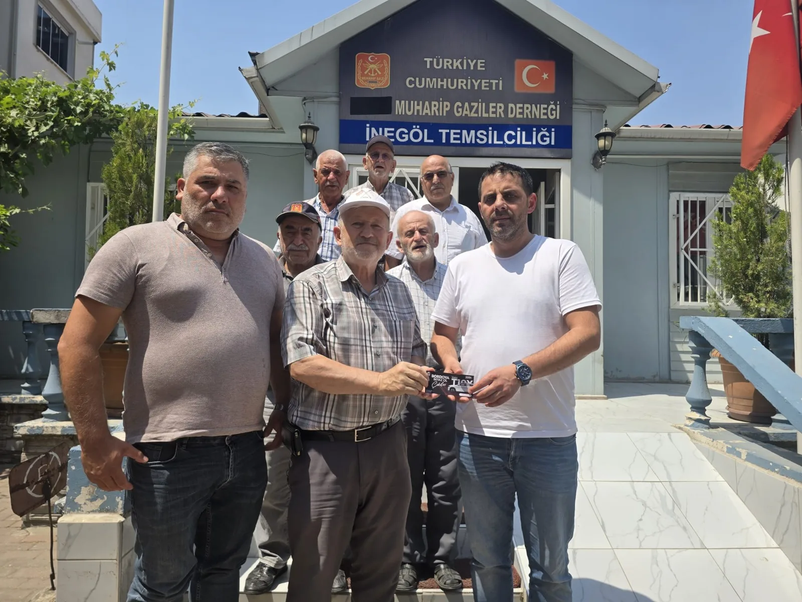 Gazilerden İnegölspor’a anlamlı destek, TOGG kampanyasına katıldılar