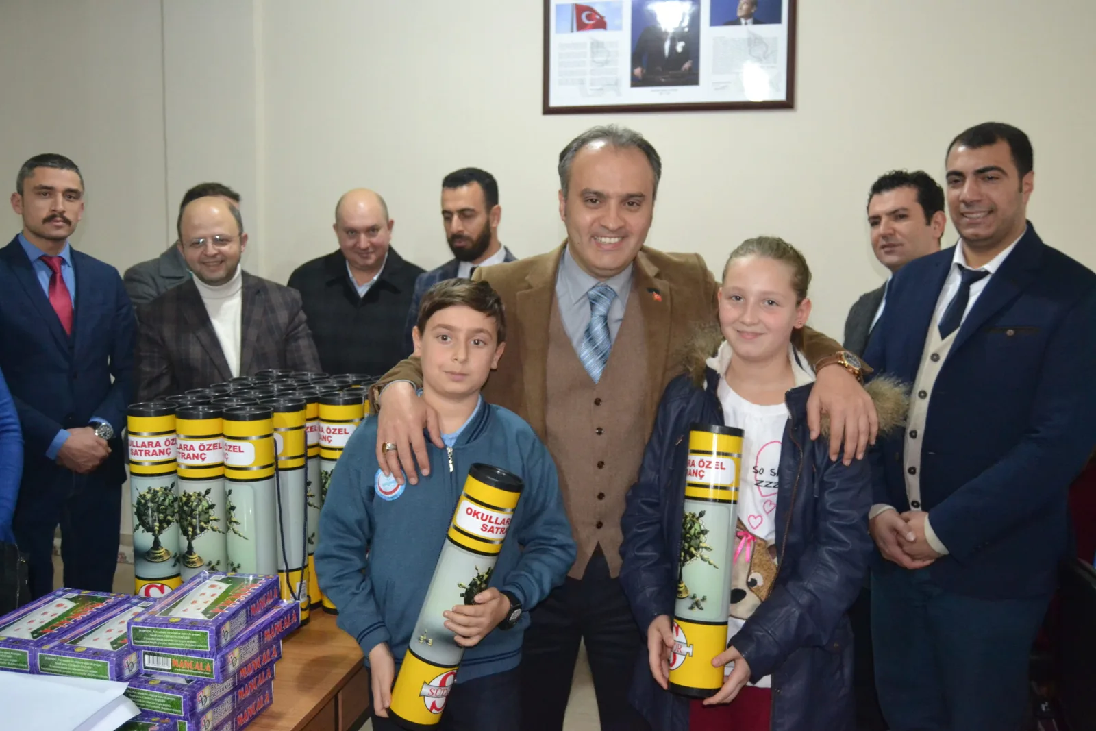 Çocuklara satranç ve mangala takım