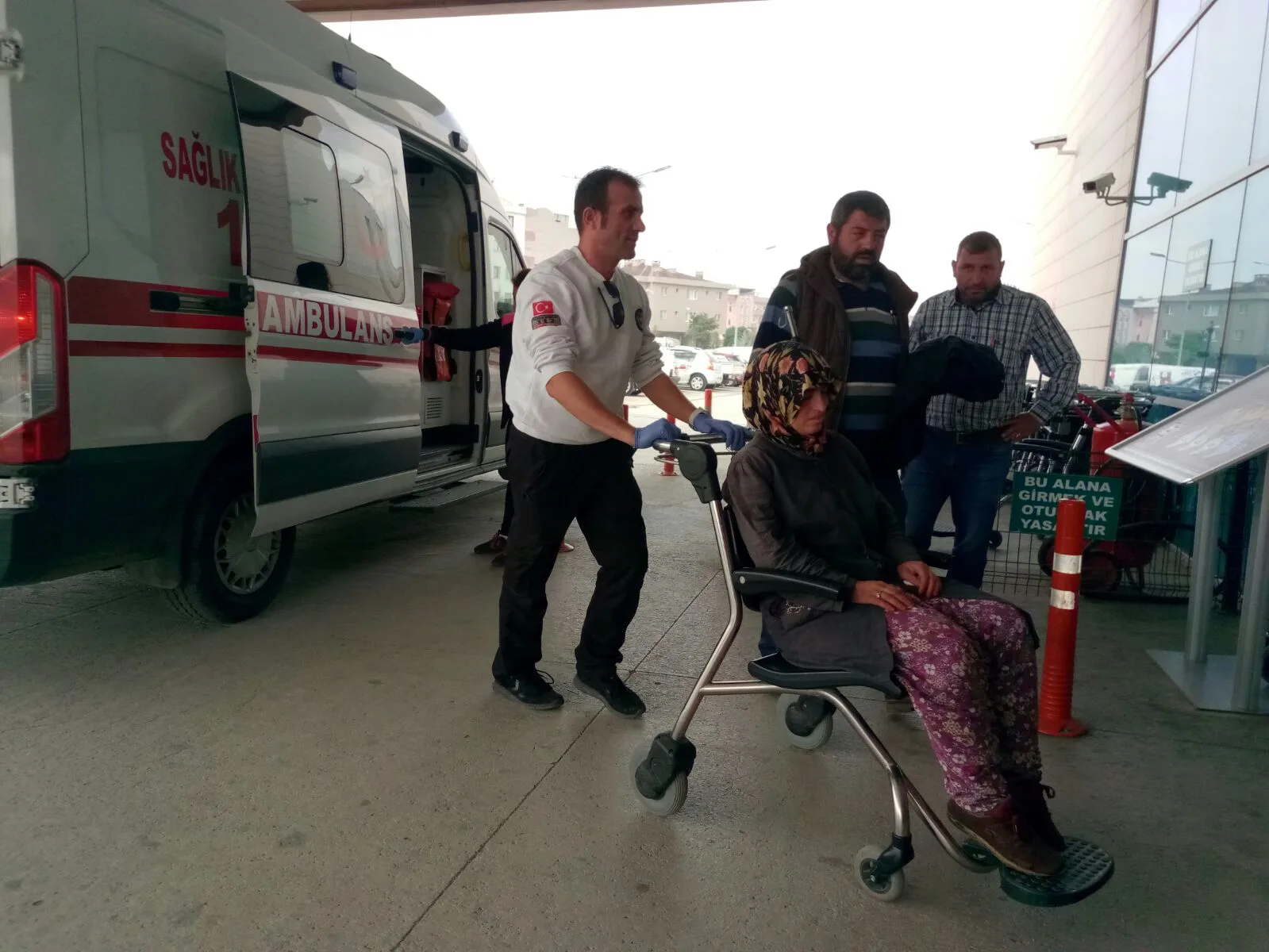 AĞAÇTAN DÜŞEN KADIN YARALANDI