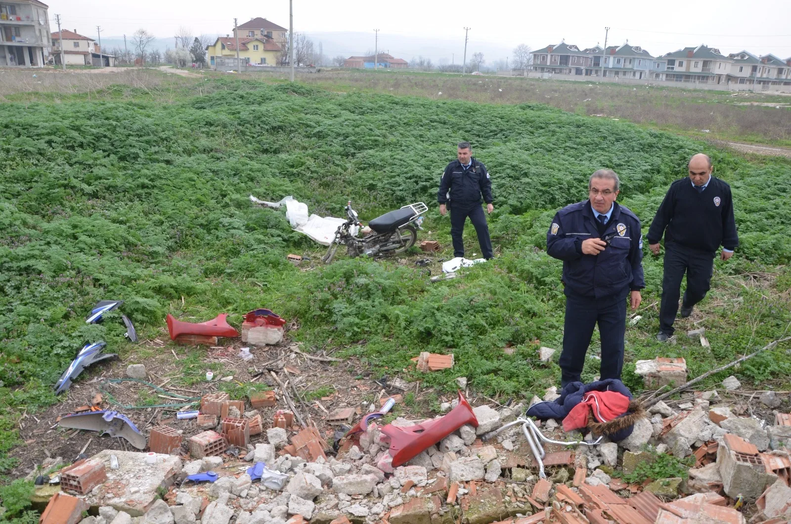 Motosiklet hırsızları pes dedirtti Motosiklet parçalarını boyarken yakalandılar