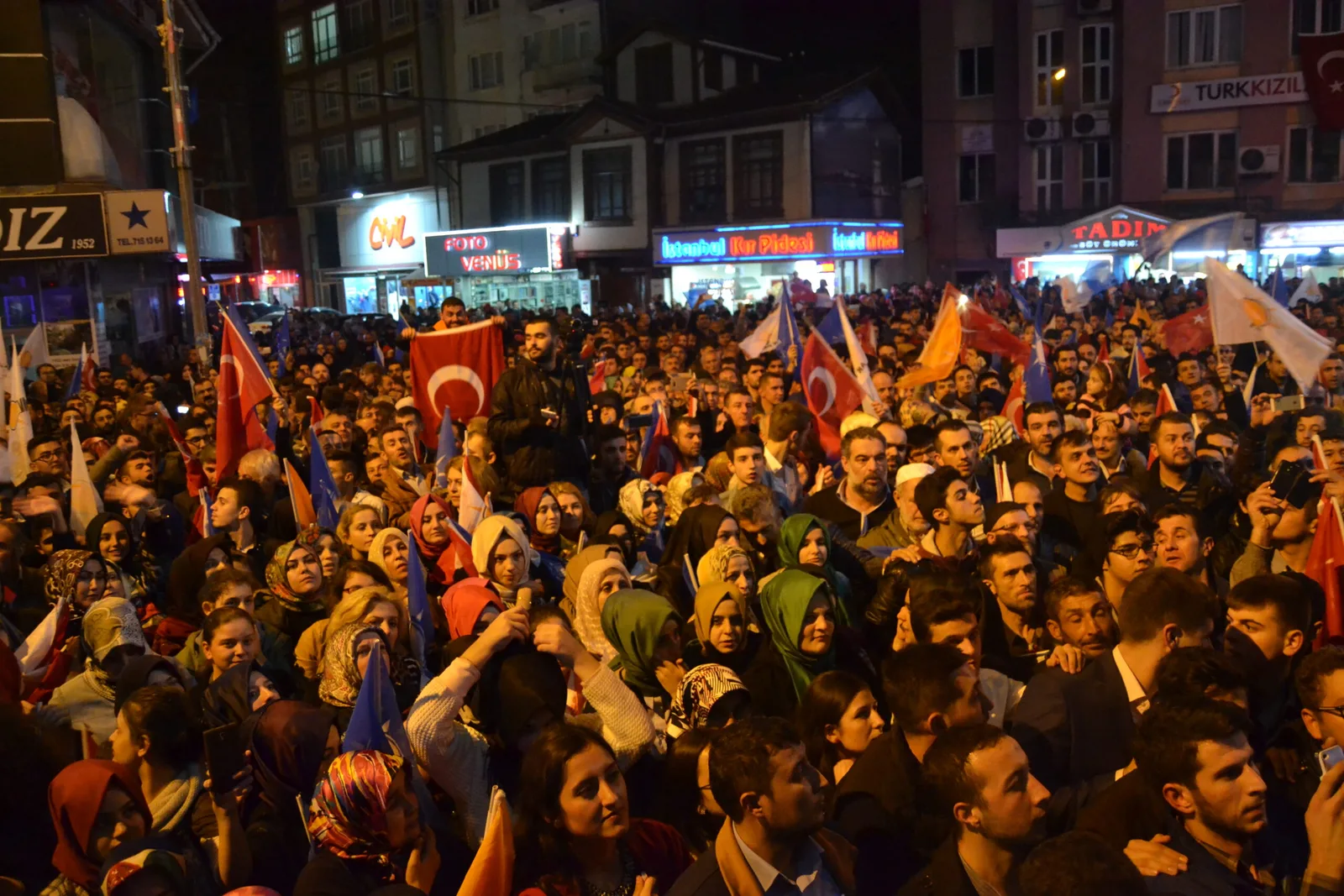 AK Parti'den zafer kutlamaları