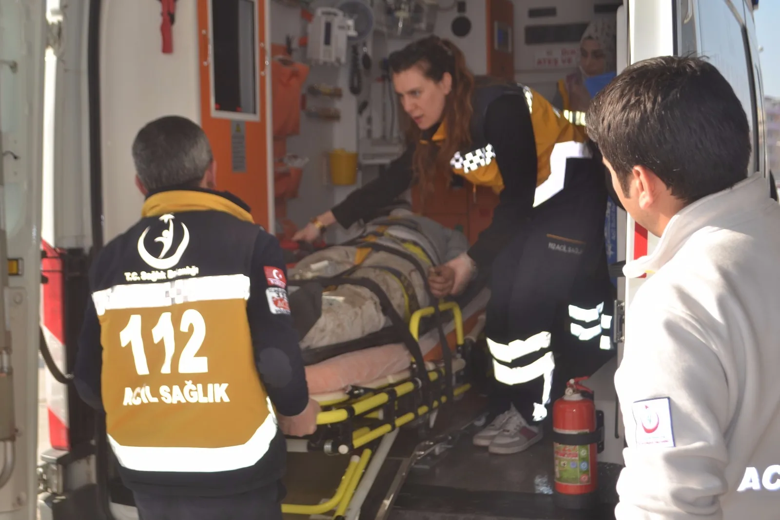 6 Metre yükseklikten beton zemine düştü