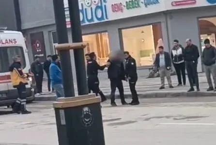 Kendini araçların önüne attı