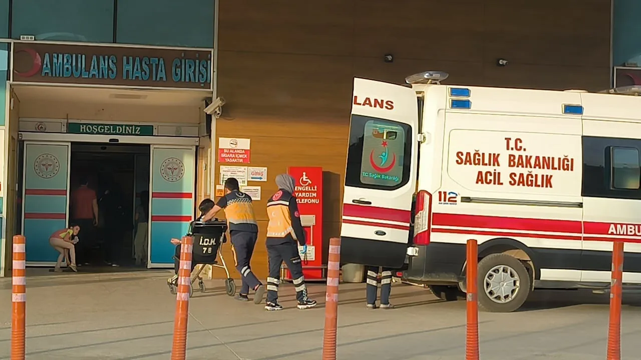 Motosikletteki 2 kişi kazada yaralandı