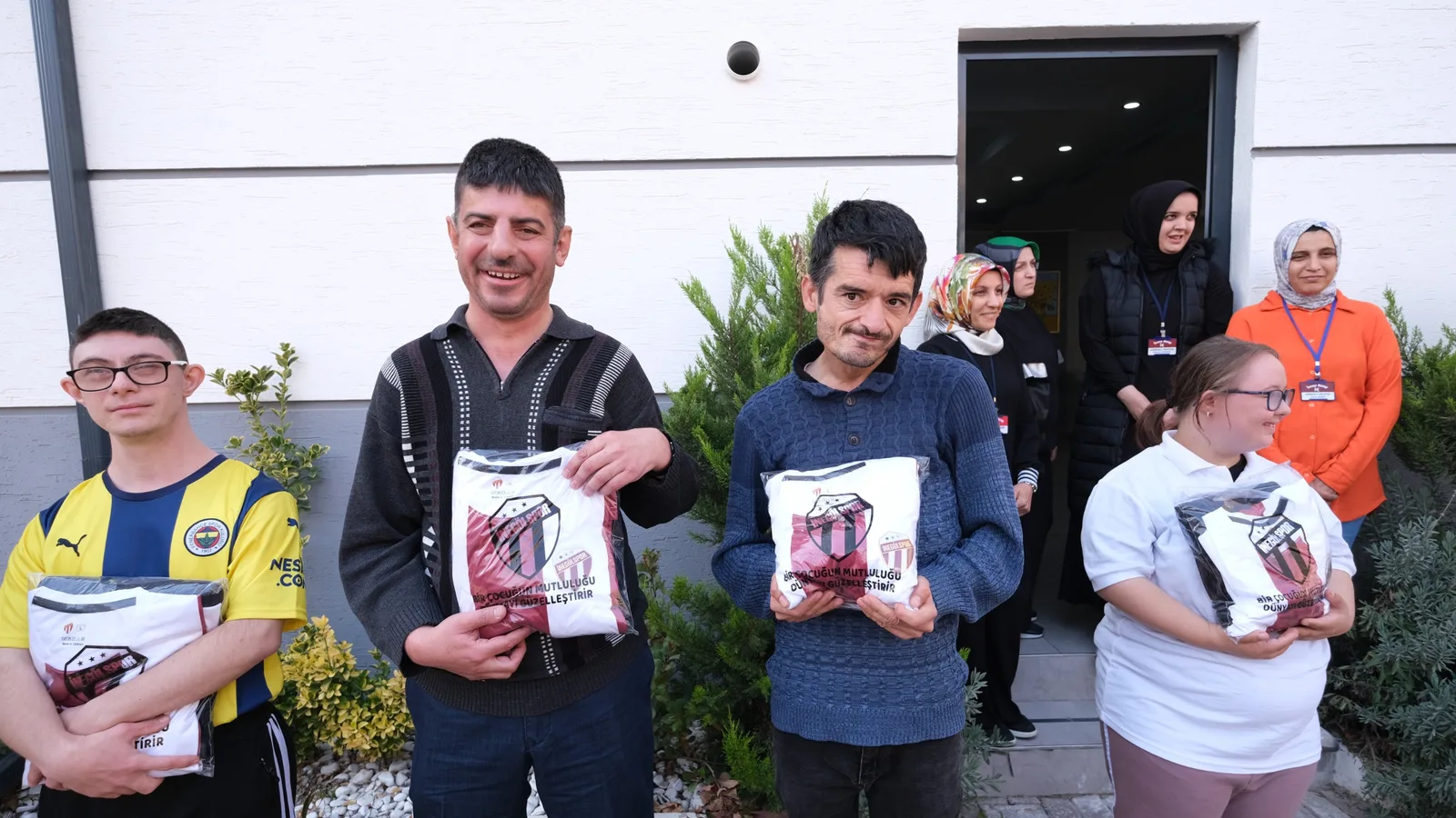 “Bir çocuğun mutluluğu dünyayı güzelleştirir” kampanyasında ilk formalar teslim edildi