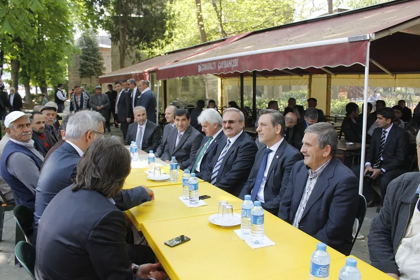 Vali’den Çınarlaraltı’nda çay molası