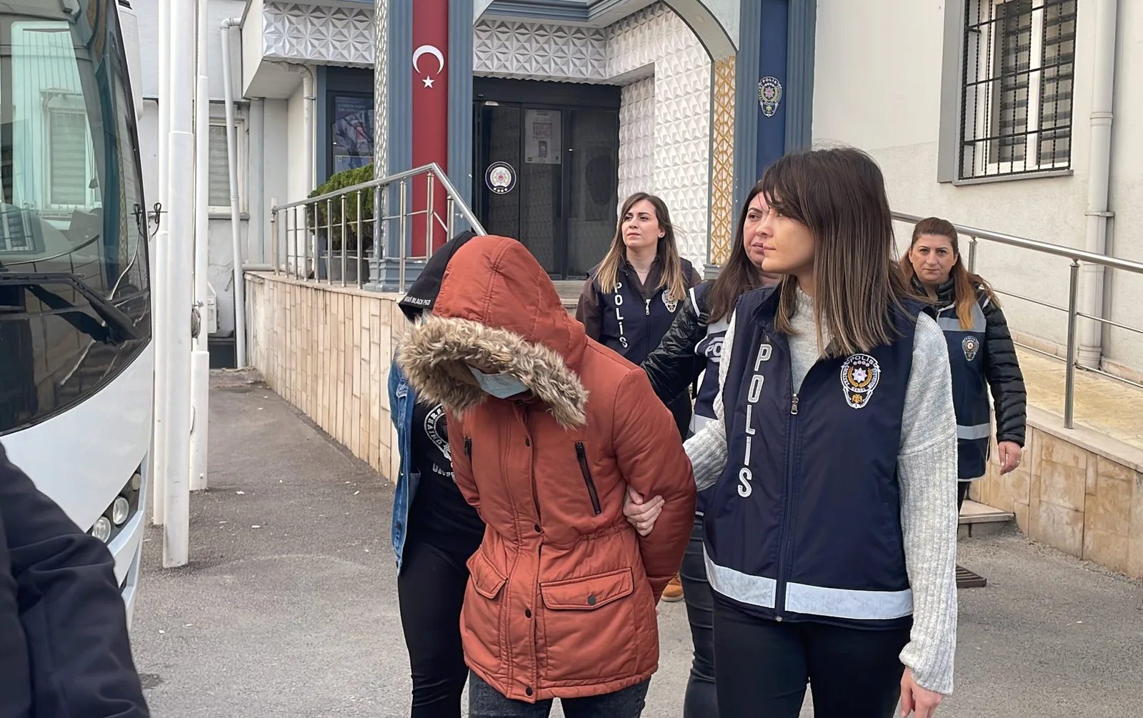 Bursa merkezli fuhuş operasyonunda 12 şüpheli adliyede