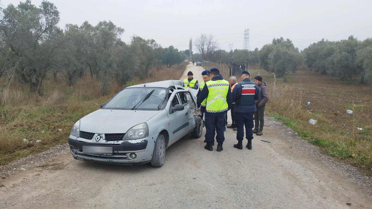 Kazaya karışan otomobilin çarptığı kepçe operatörü hayatını kaybetti