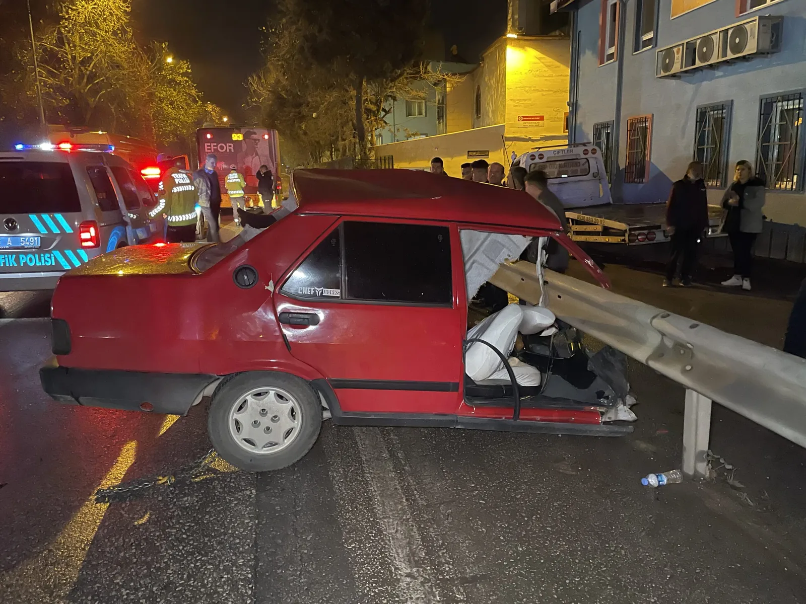 İkiye bölünen otomobilin sürücüsü hayatını kaybetti