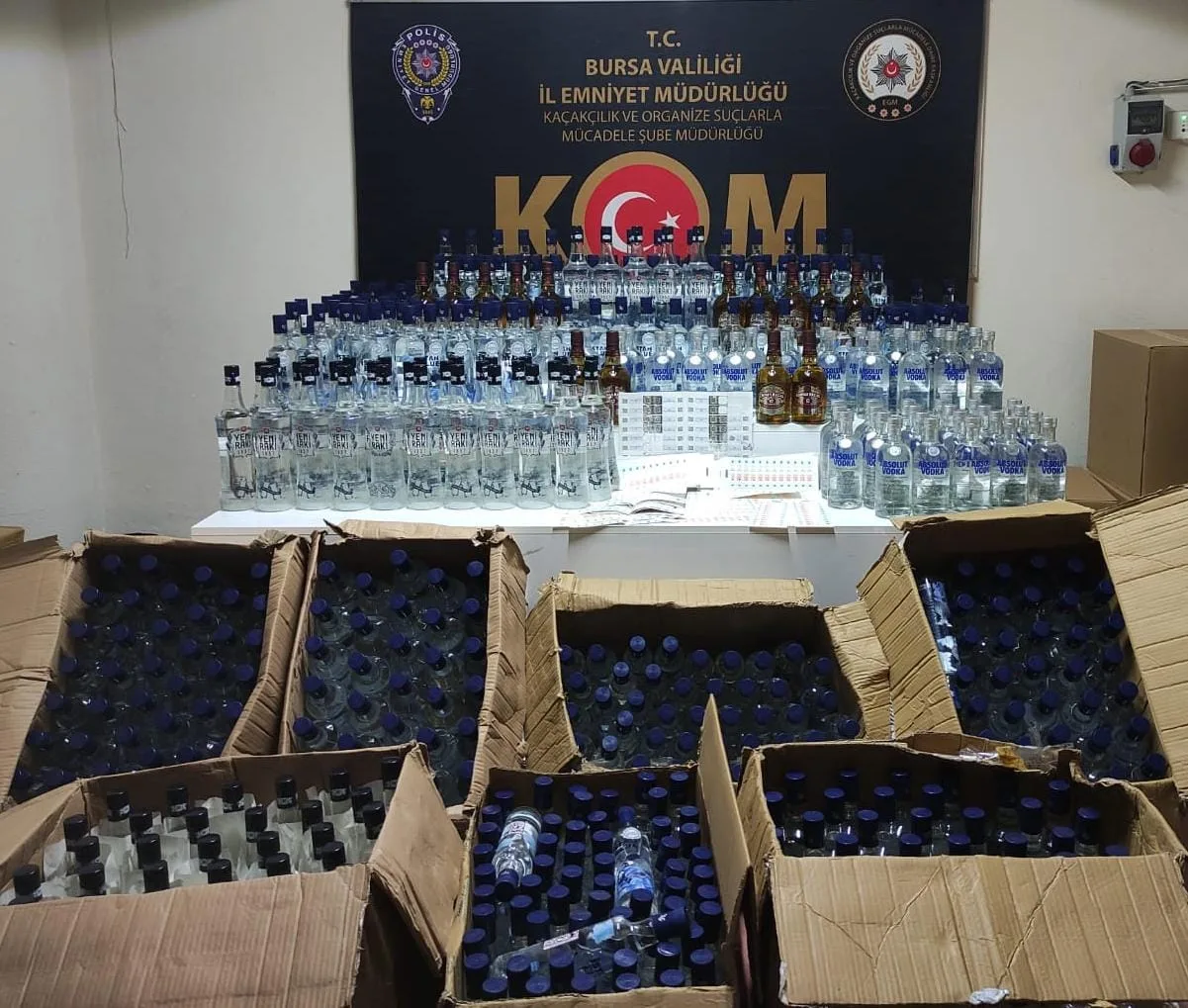 Polis baskınında gizli bölmelerde sahte içki ele geçirildi