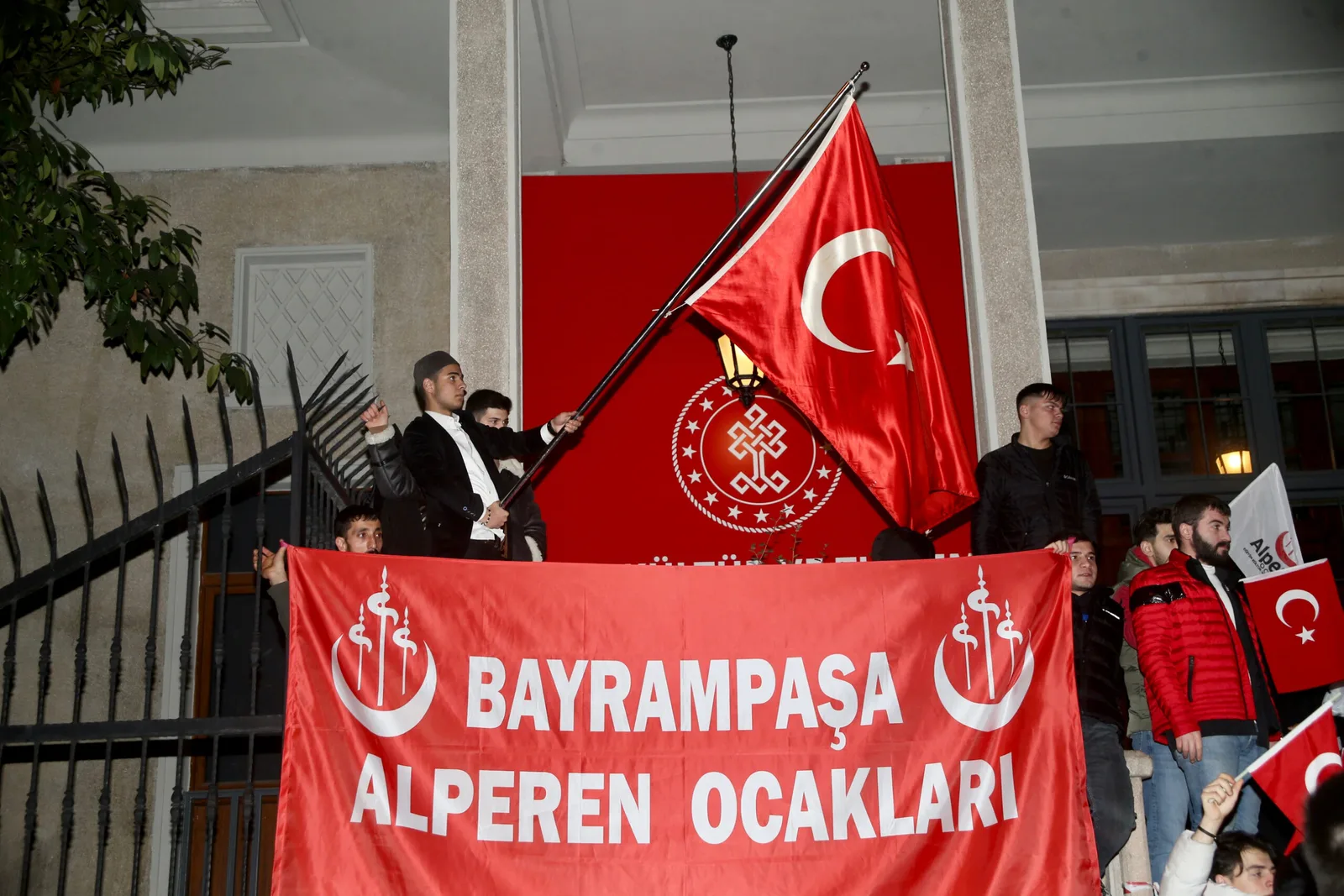 Alperenler İsveç konsolosluğunu bastı