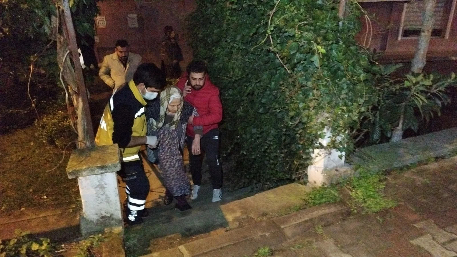 Gaz sızıntısından zehirlenen yaşlı kadın hastaneye kaldırıldı