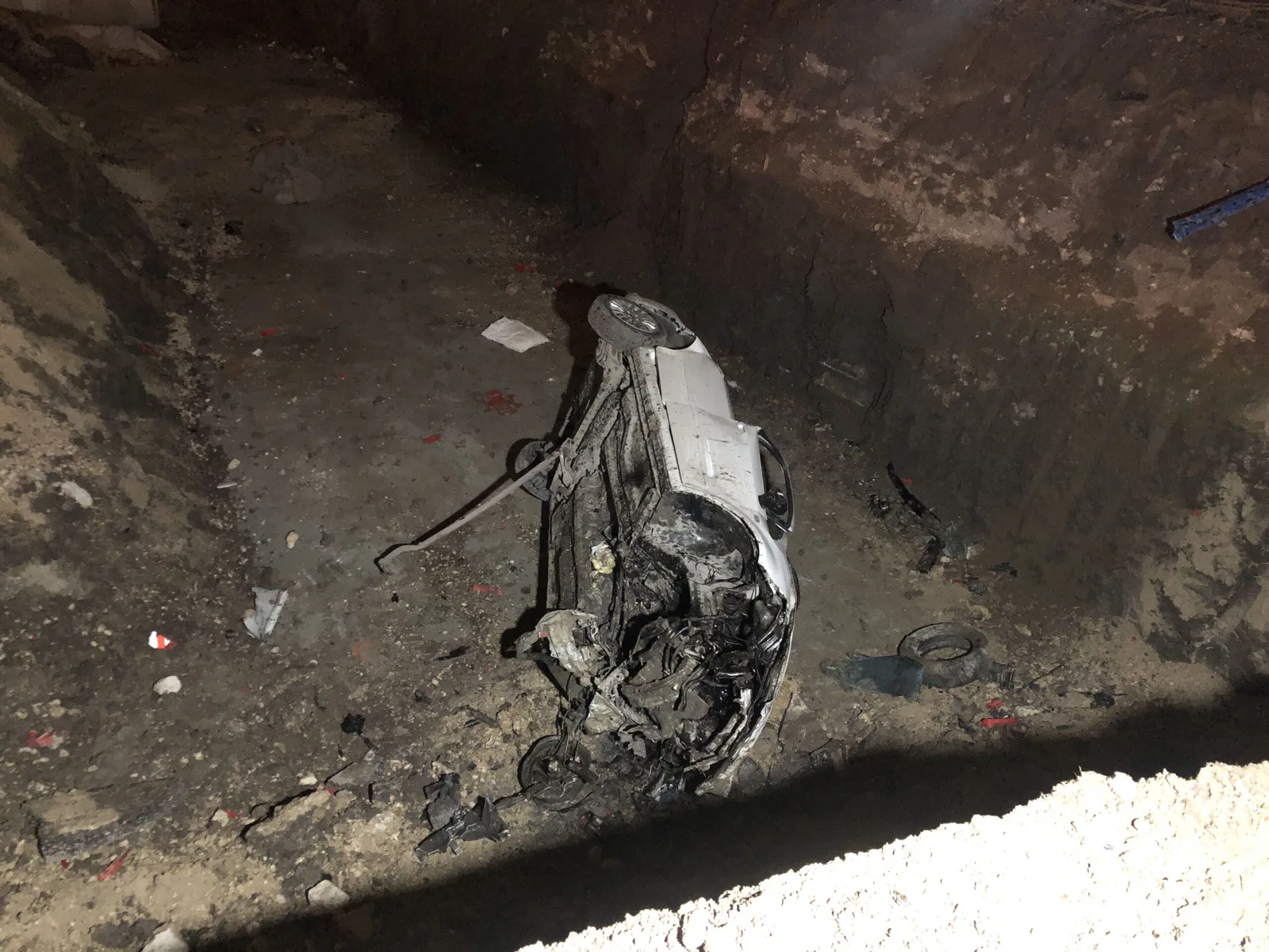 Kazılan çukura düşen otomobilin sürücüsü yaralandı