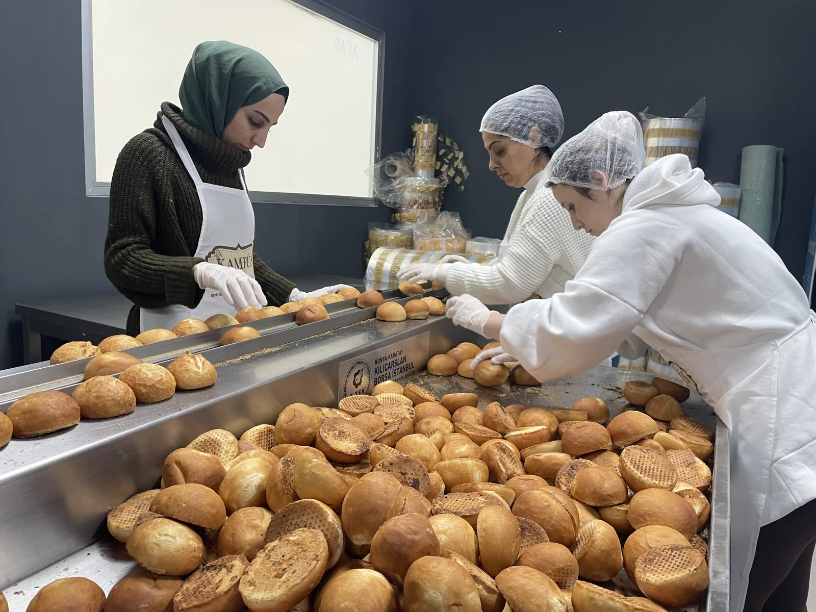 Bursa'daki meslek lisesinin fırınında deprem bölgesi için 24 saat ekmek üretiliyor
