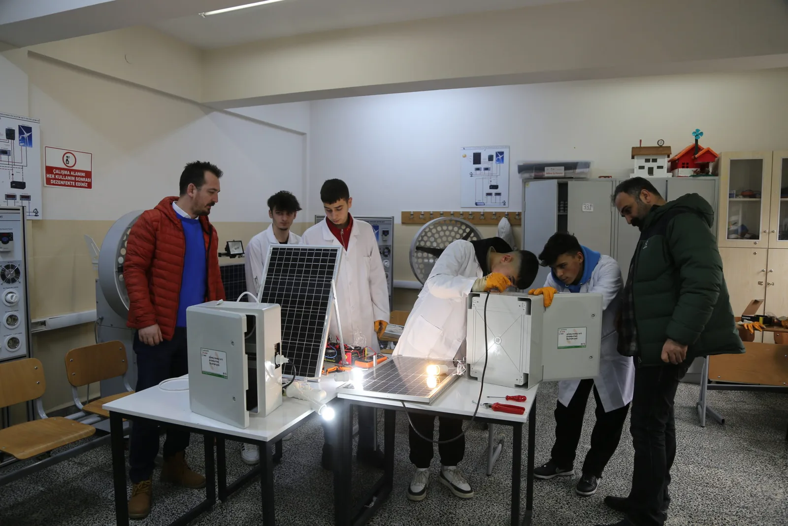 Bursa'daki meslek lisesi deprem bölgesi için mobil GES paneli ve hijyen malzemeleri üretiyor