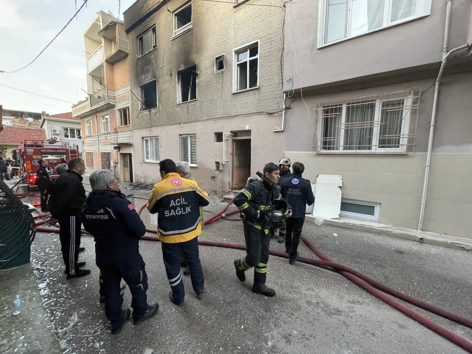 Evde çıkan yangında 2 kişi yaralandı