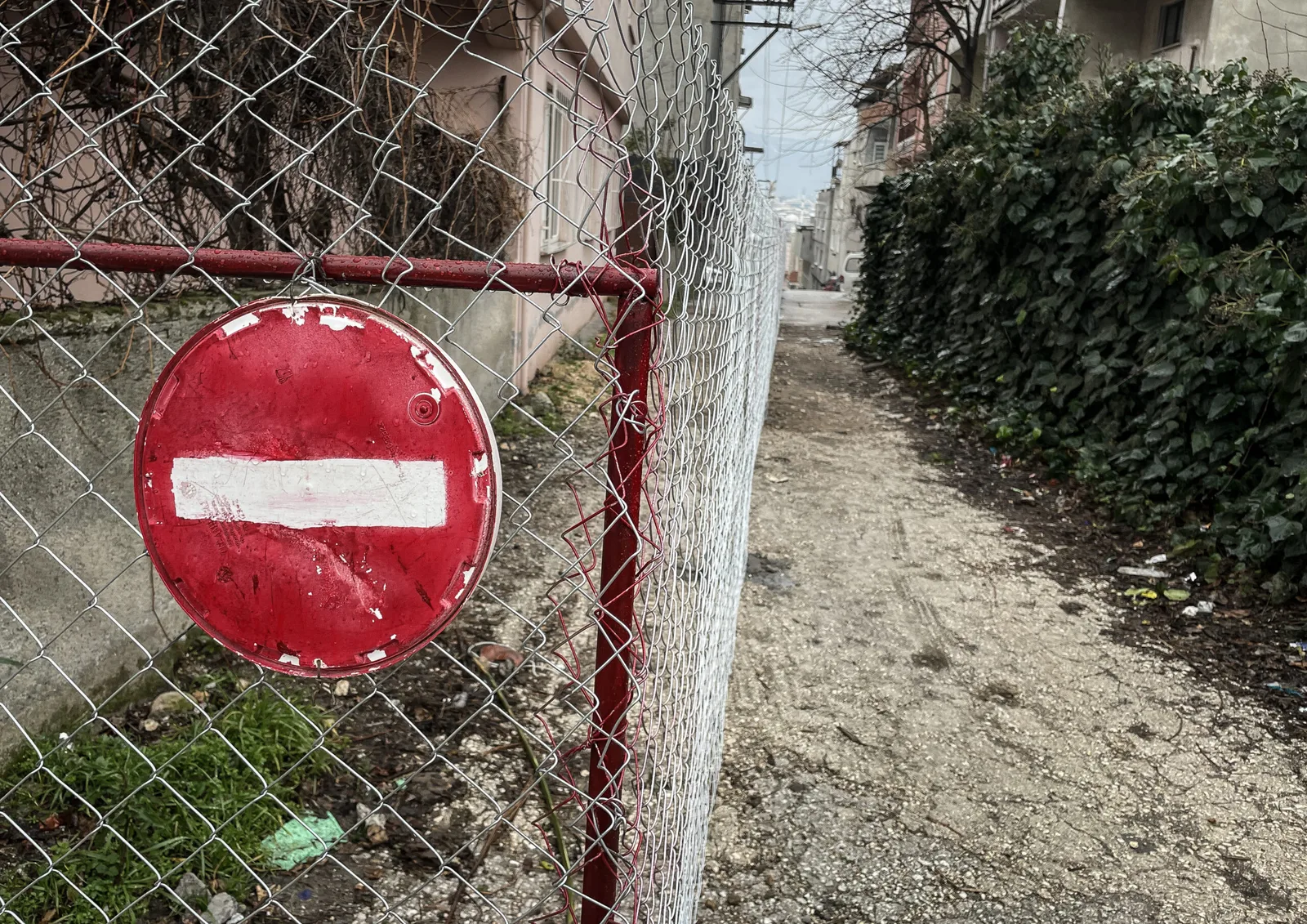 Arsasından geçen yolu tel örgüyle kapattı