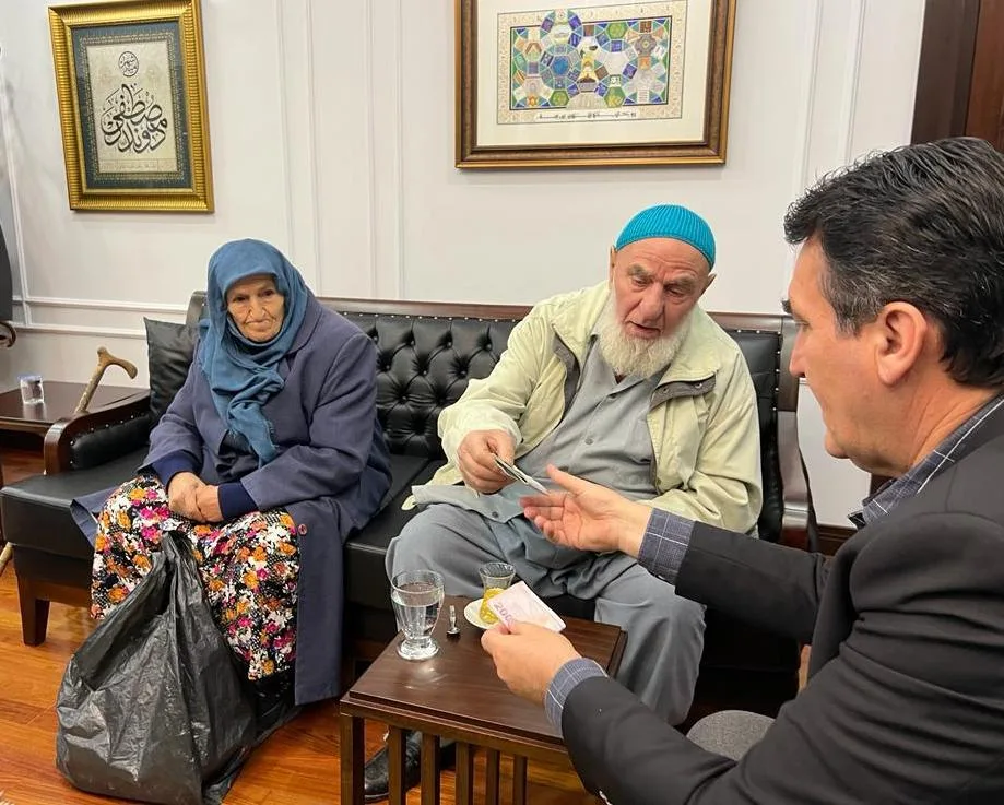 Bursalı yaşlı çiftten depremzedelere duygulandıran yardım