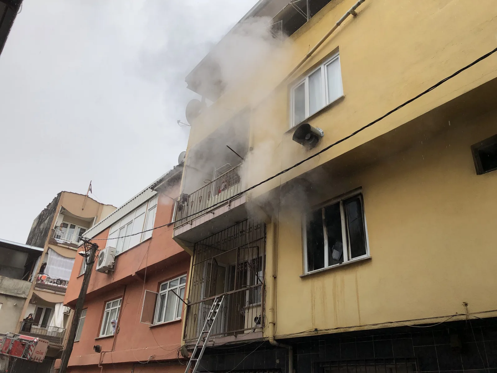 Yangın çıkan evde mahsur kalan anneanne ve torunu balkondan kurtarıldı
