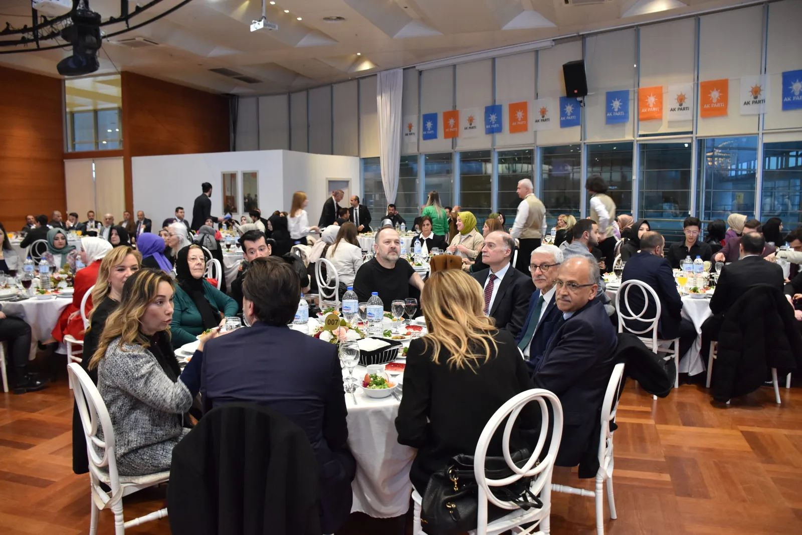 Milletvekili adayları iftarda buluştu