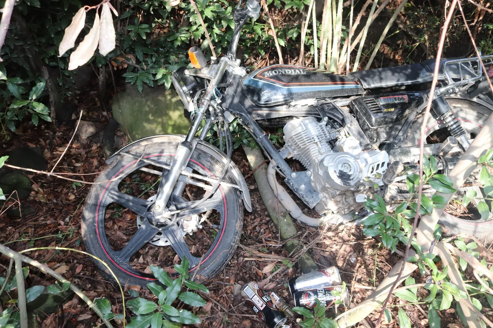 Polis, çalınan motosikleti bularak sahibine teslim etti