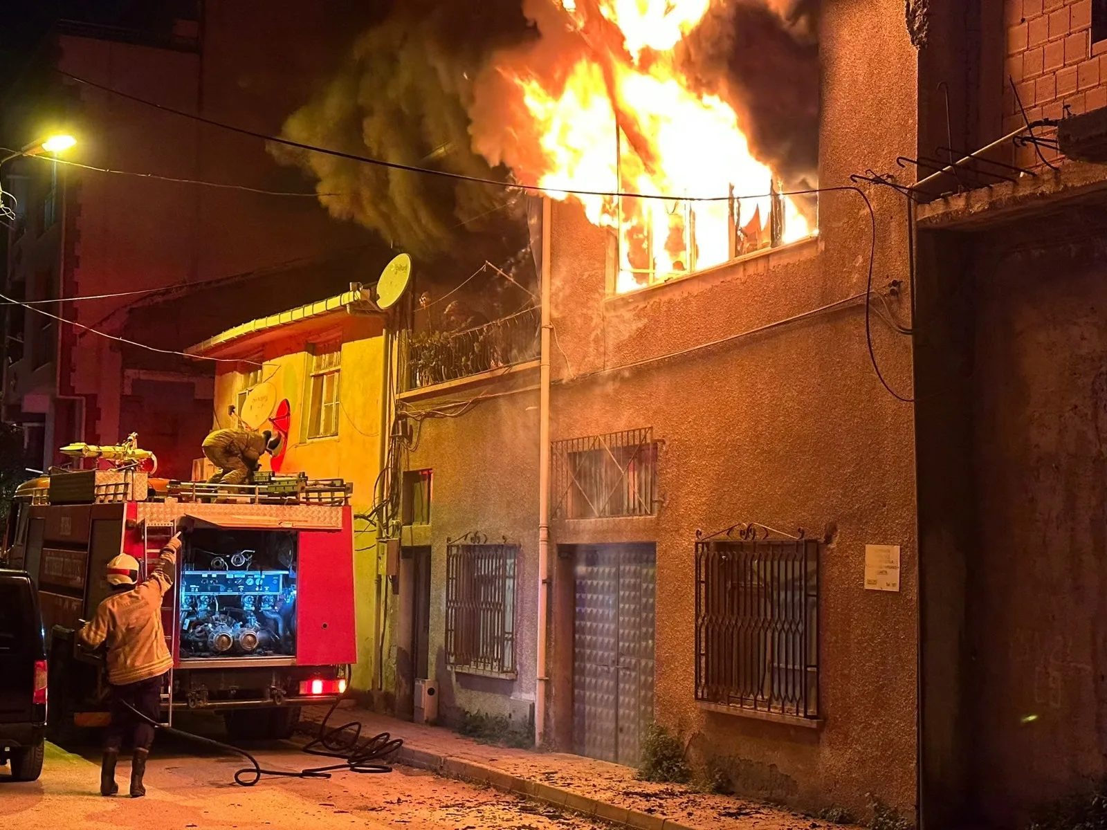Yanan evde mahsur kalan kadını itfaiye kurtardı