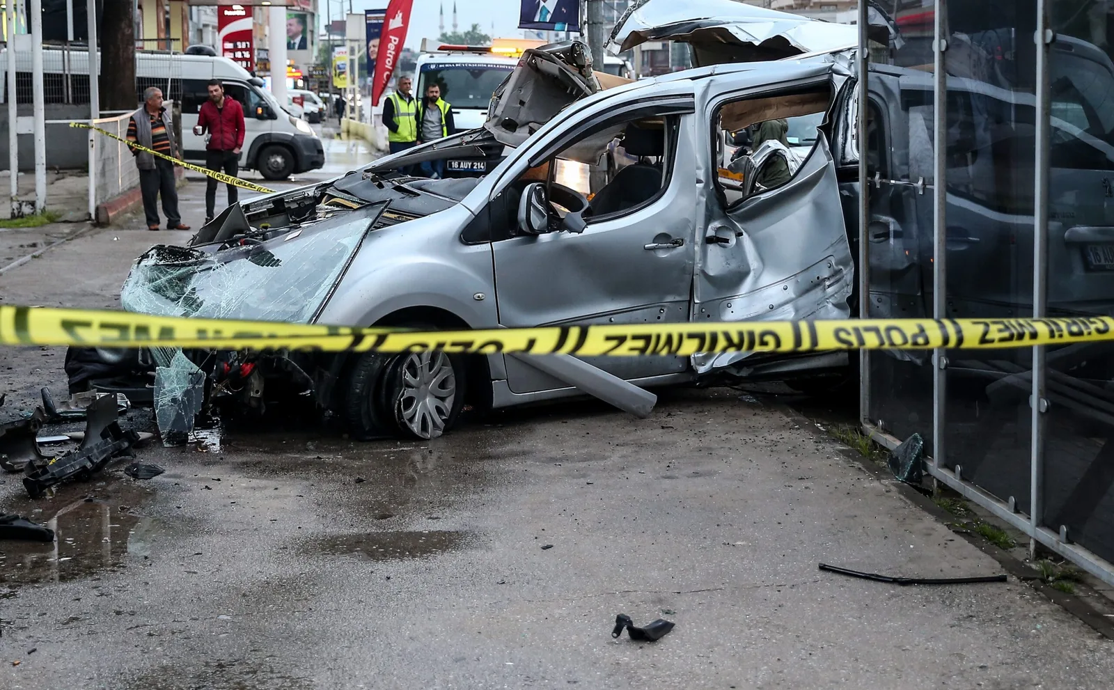 Trafik kazasında 2 kişi öldü, 1 kişi yaralandı