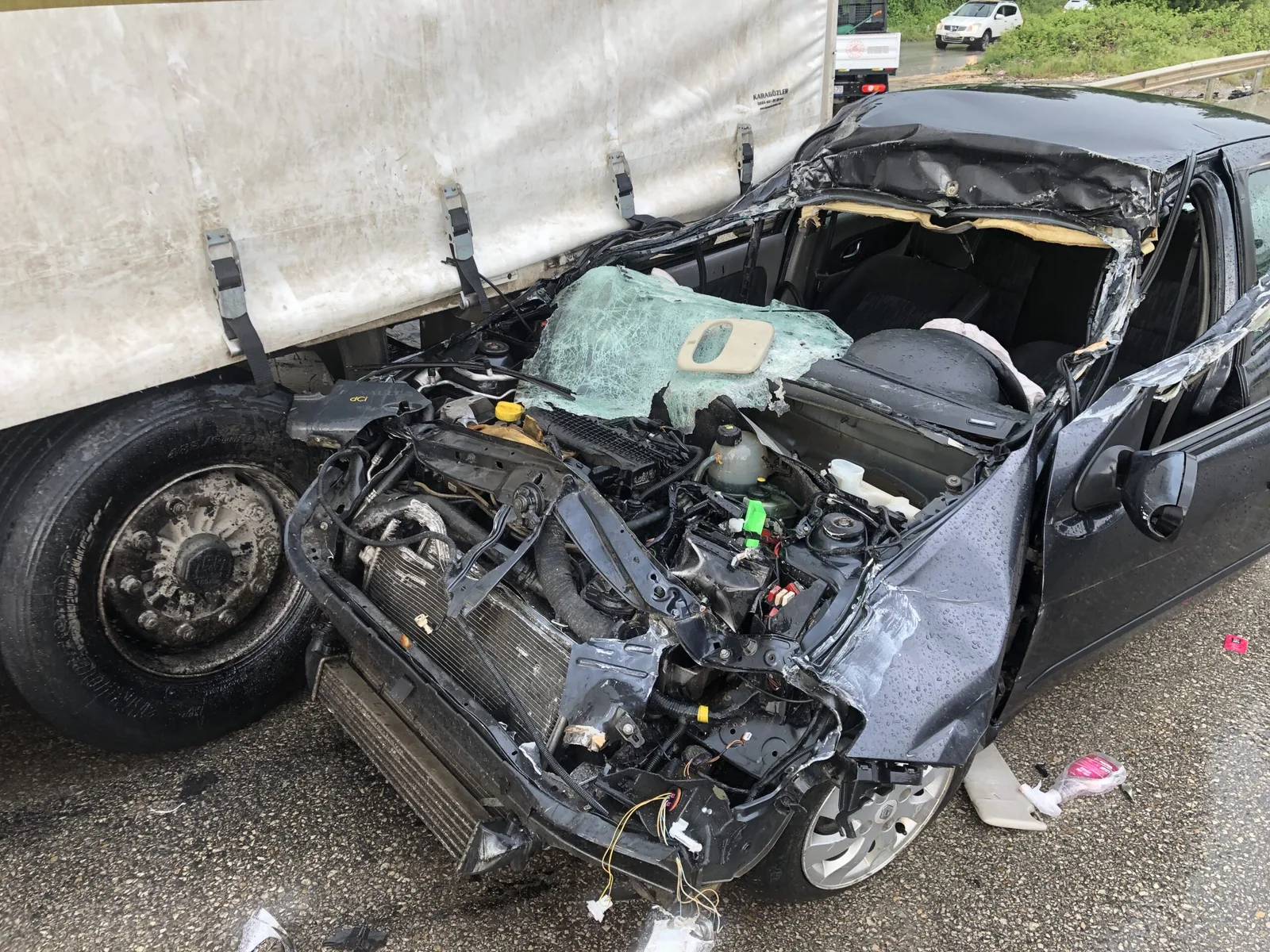 Tıra arkadan çarpan otomobilde bulunan 2 kişi ağır yaralandı
