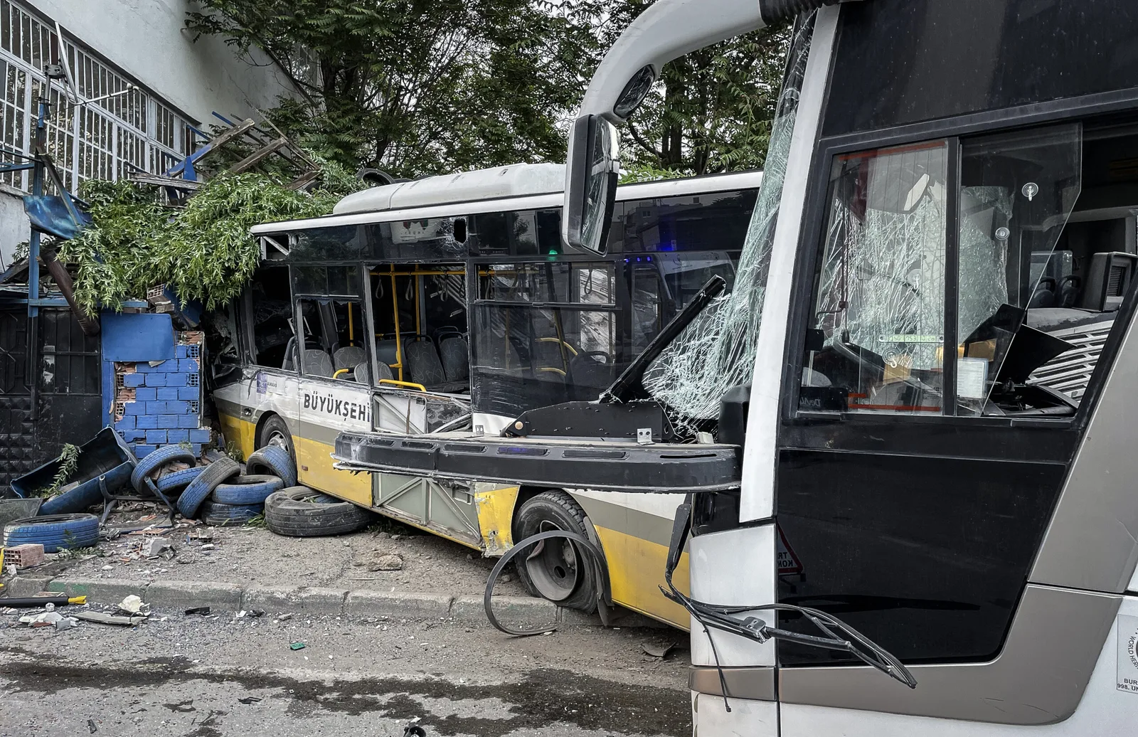 Servis aracı ile özel halk otobüsünün çarpıştığı kazada sürücüler yaralandı