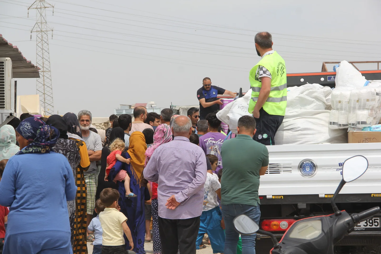 Bursa Büyükşehir Belediyesi ve AK Parti'li gençlerden depremzedelere gıda yardımı
