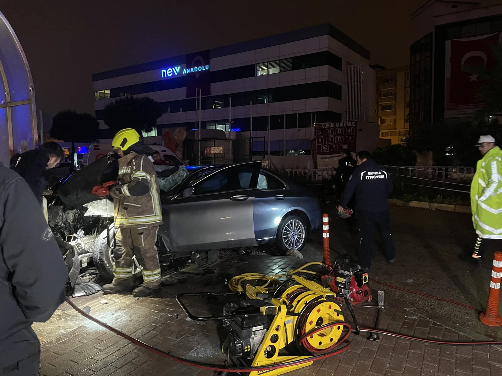 Duvara çarpan otomobildeki 3 kişi öldü