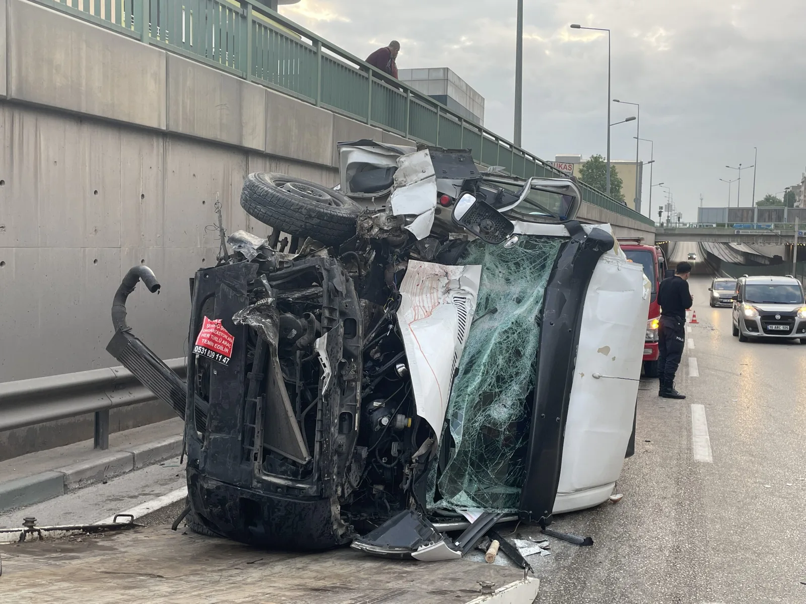 Devrilen servis aracının sürücüsü yaralandı