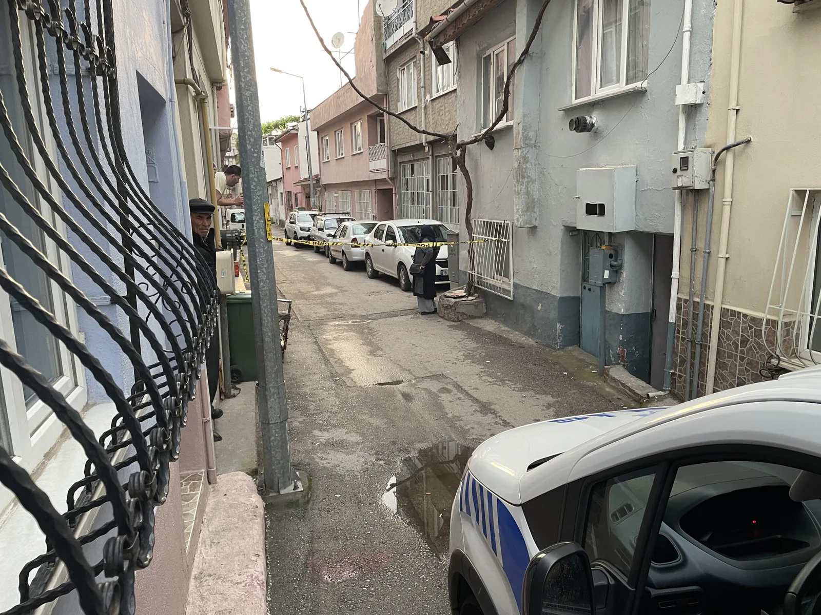 Üvey babasını ve annesini bıçakladı