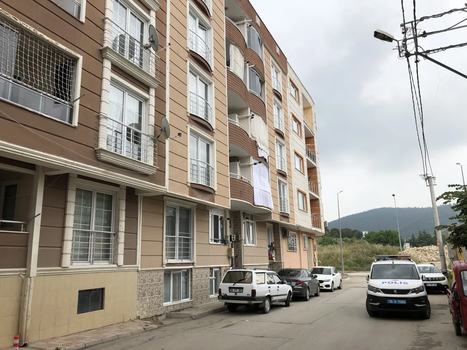 5. kat balkonundan otomobilin üzerine düşen çocuk yaralandı